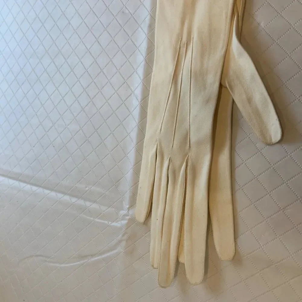 Vintage Galeries Lafayette Grand Prix Paris Suede Extra White Gloves
